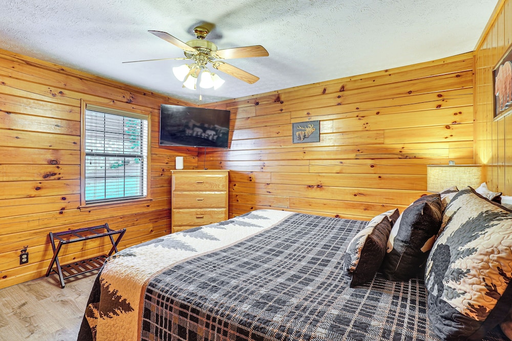 Hot Tub & Game Room: Sevierville Family Cabin!