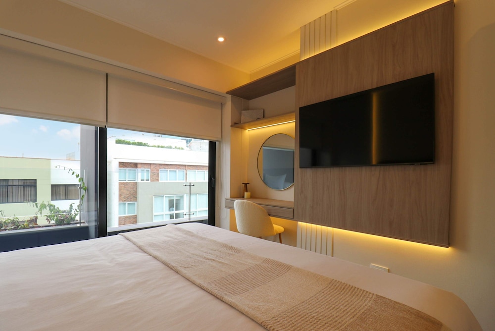 w Elegant 2BR w Balcony Near Larcomar