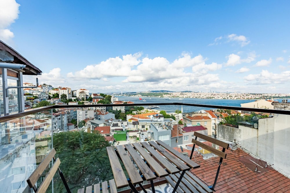 Central Apartment With Bosphorus View in Cihangir