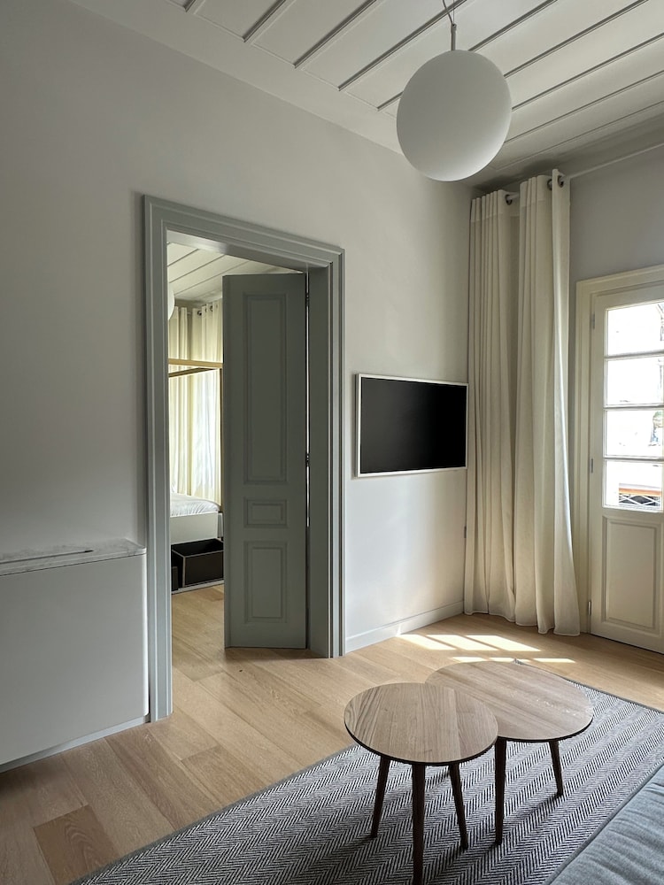 Amalie Suites