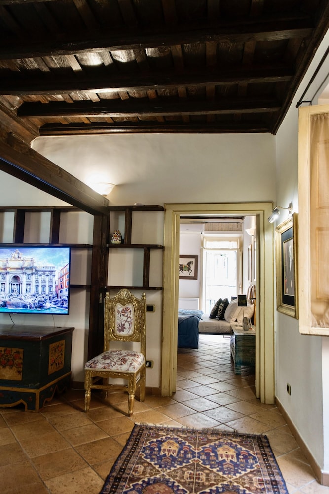 Estate4home - Trevi Fountain Apartment