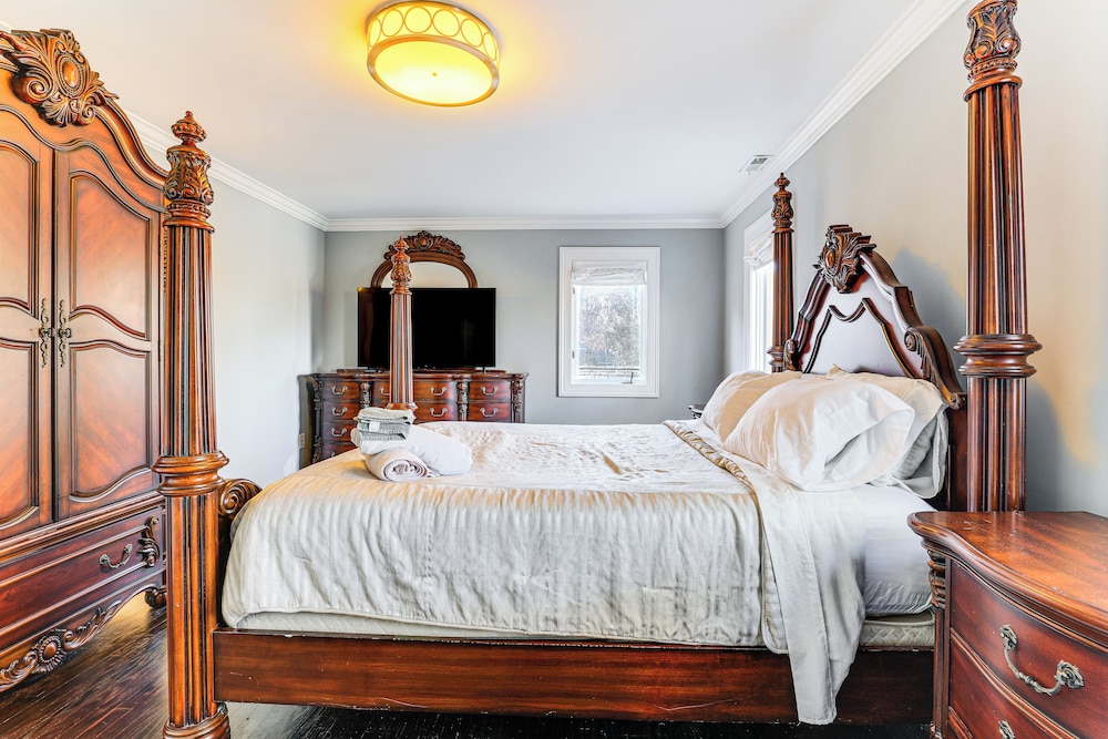 High-end Estate in Norwalk: Quiet & Spacious!