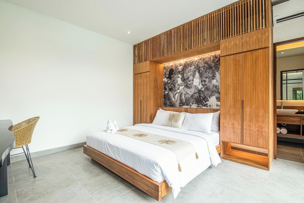 Elegant 6BR Canggu Villa Steps From the Ocean