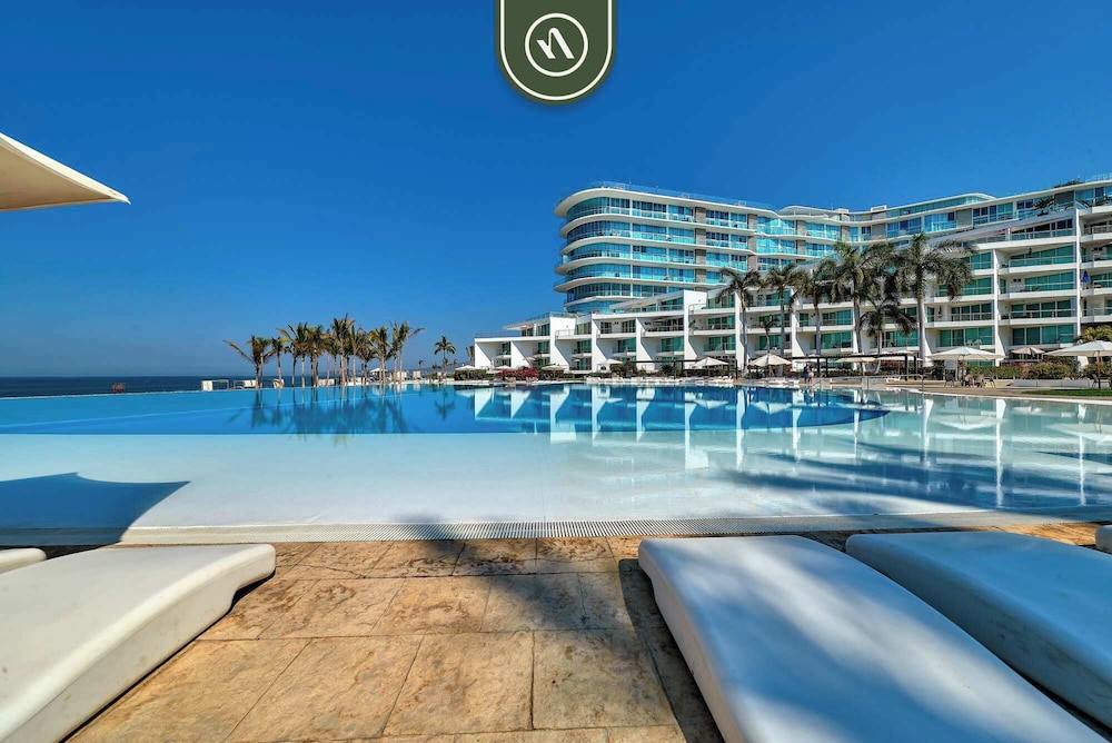 Beachfront 3BR Condo - Pool - Beach Club