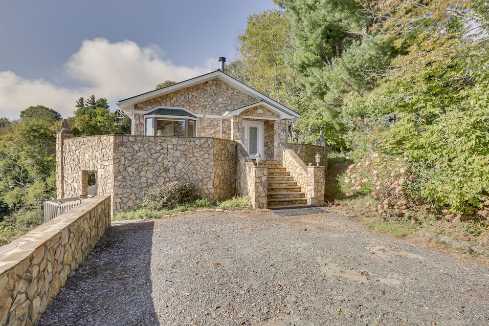 Blowing Rock Home w/ Hot Tub & Mountain-view Deck! view 2