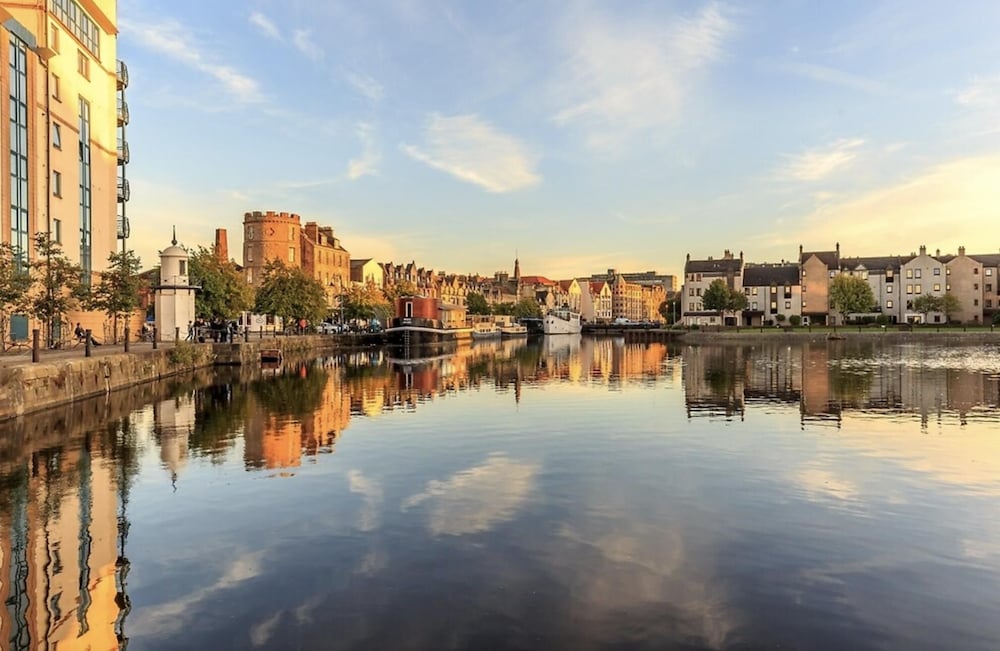 Charming 2-bed Apartment in Edinburgh City Centre view 5