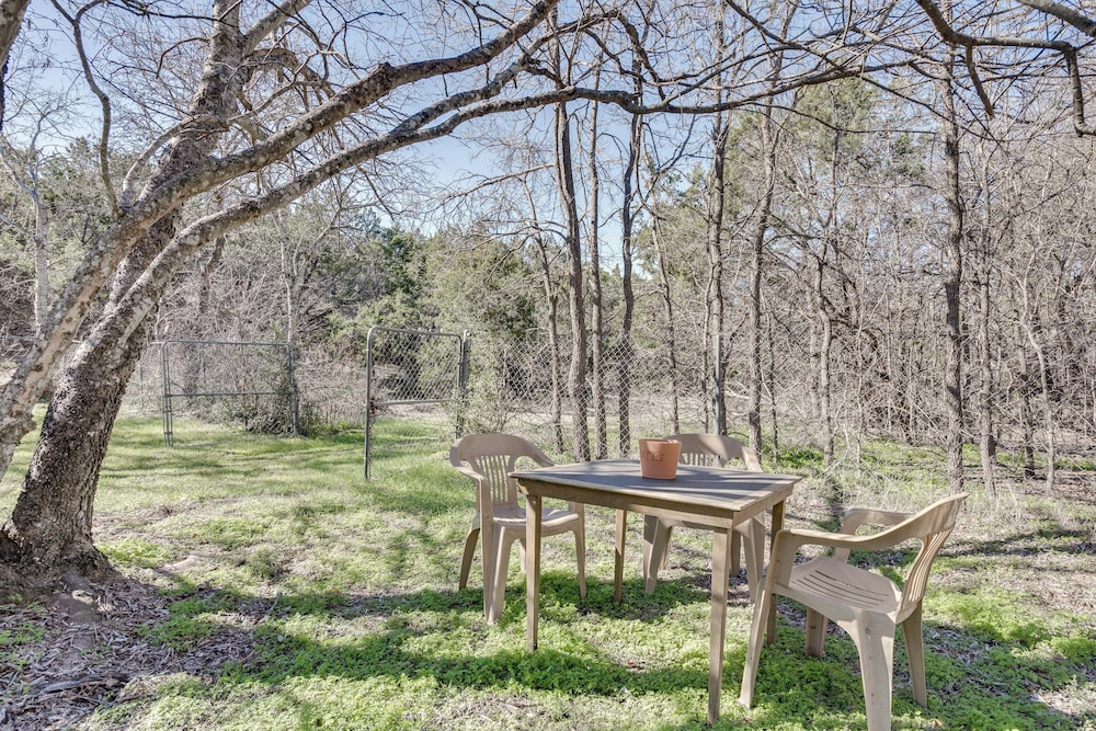 Charming Austin Home on 2 Acres: BBQ & Yard!