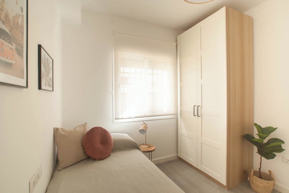 3 Bed Apt Sleep 6 - Pets, Balcony, Parking, Wifi