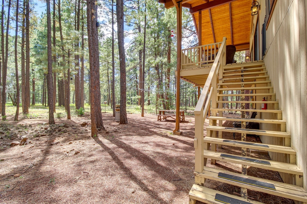 Game Room, Fire Pit, Deck: Remodeled Pinetop Cabin