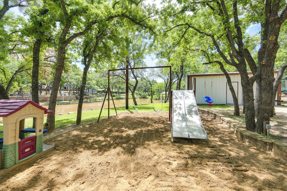Family Home on Lake Bridgeport: Pets Welcome!
