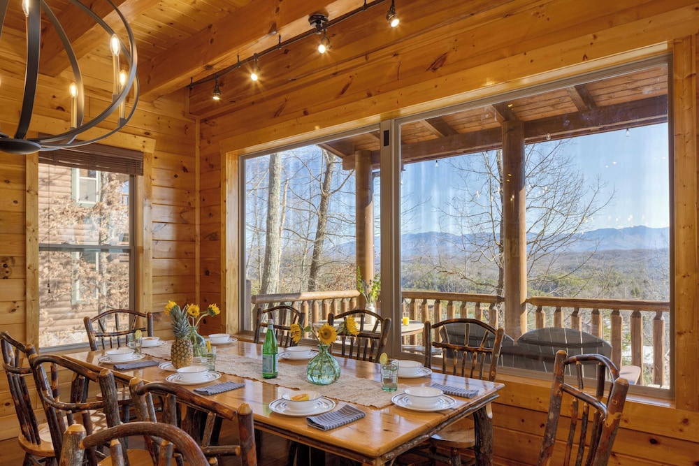 A View for All Seasons by Avantstay 12bdr w/ Game Room, Hot Tub, Movie Theater, Deck Views