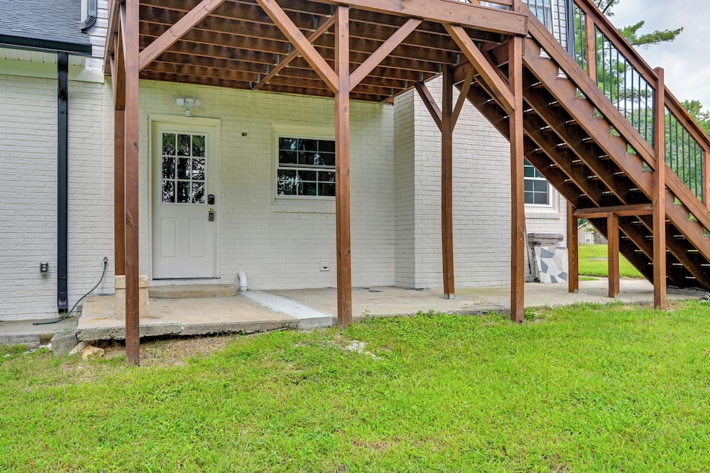 12 Mi to Downtown Winston-salem: Apt w/ Balcony!