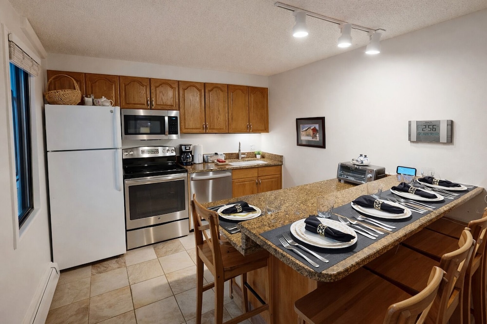 Freshly Updated Condo, Across The Street From The Resort Edel O 2 Bedroom Apts