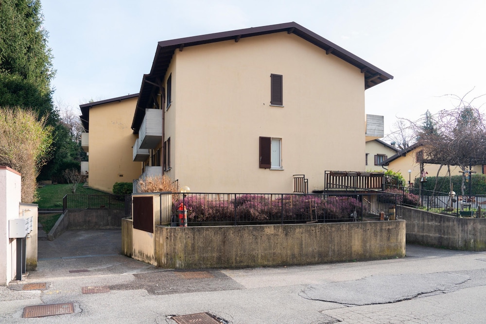 Scarlet Apartment With Garden by Wonderful Italy