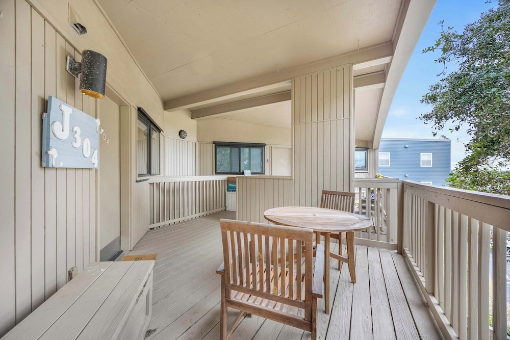 Treetop Beach Condo Sleeps 7!