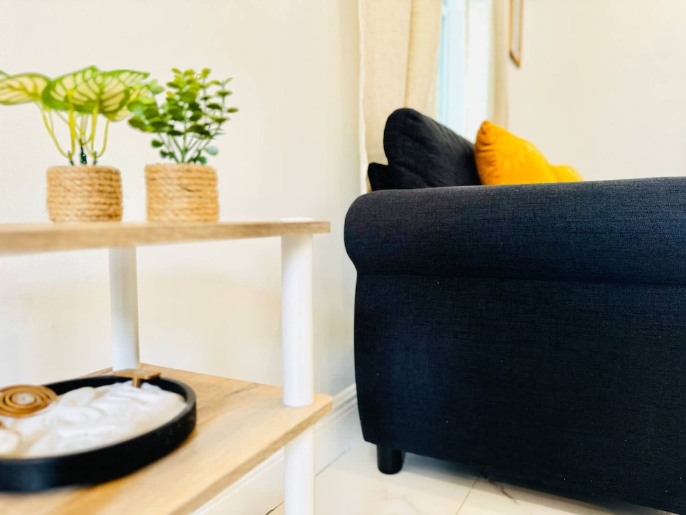 Modern 2-bedroom Retreat Near Beach Airport