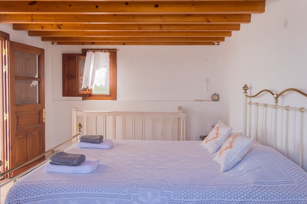 Manos house in Chora view 5