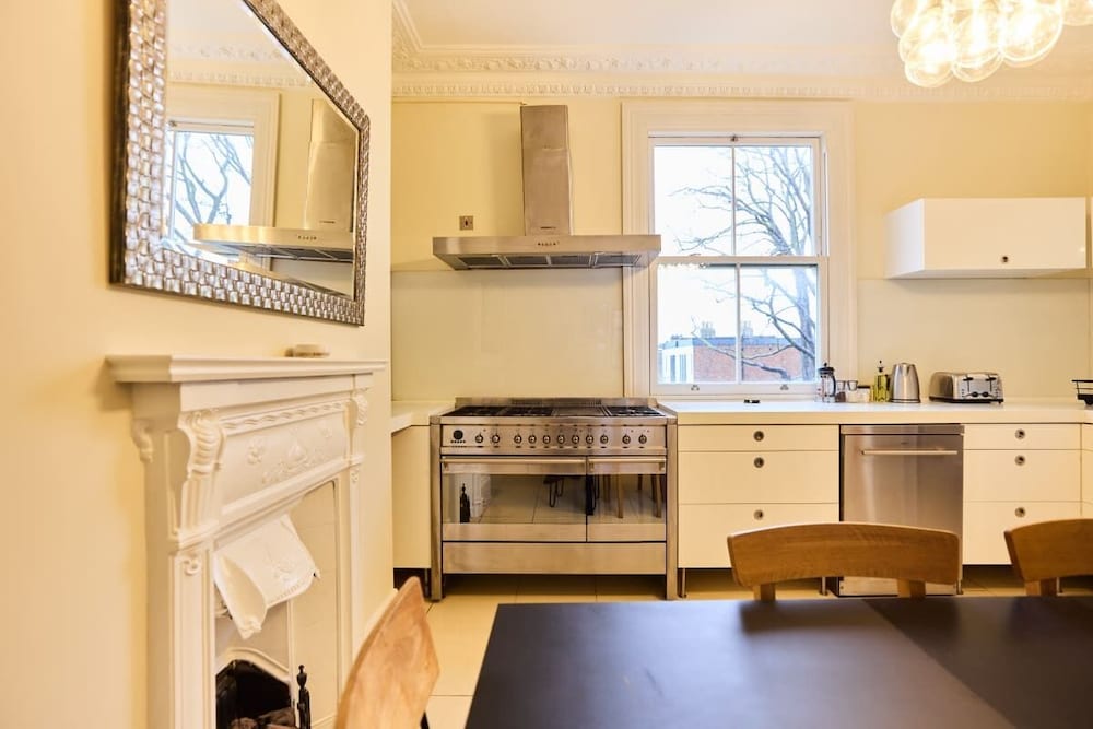The Peckham Hideaway - Bright 3bdr Flat