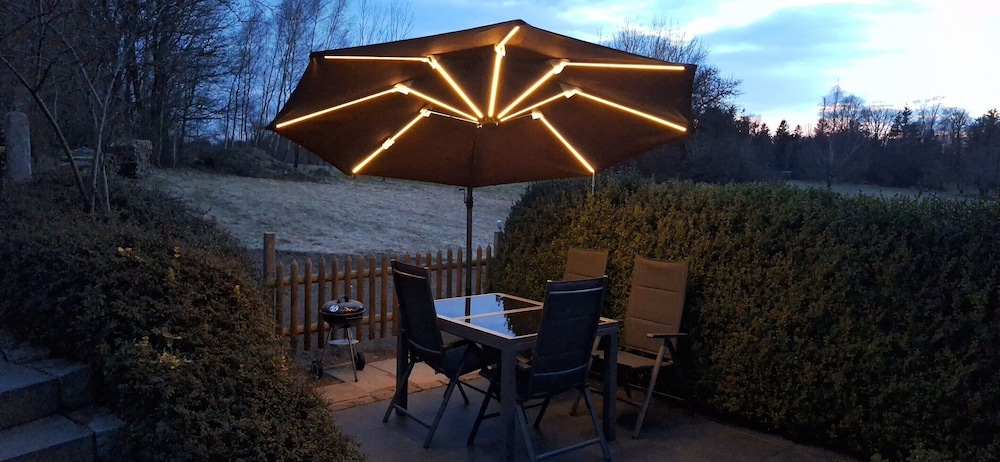 Freistehendes Haus mit Ofen, Terrasse und Garten