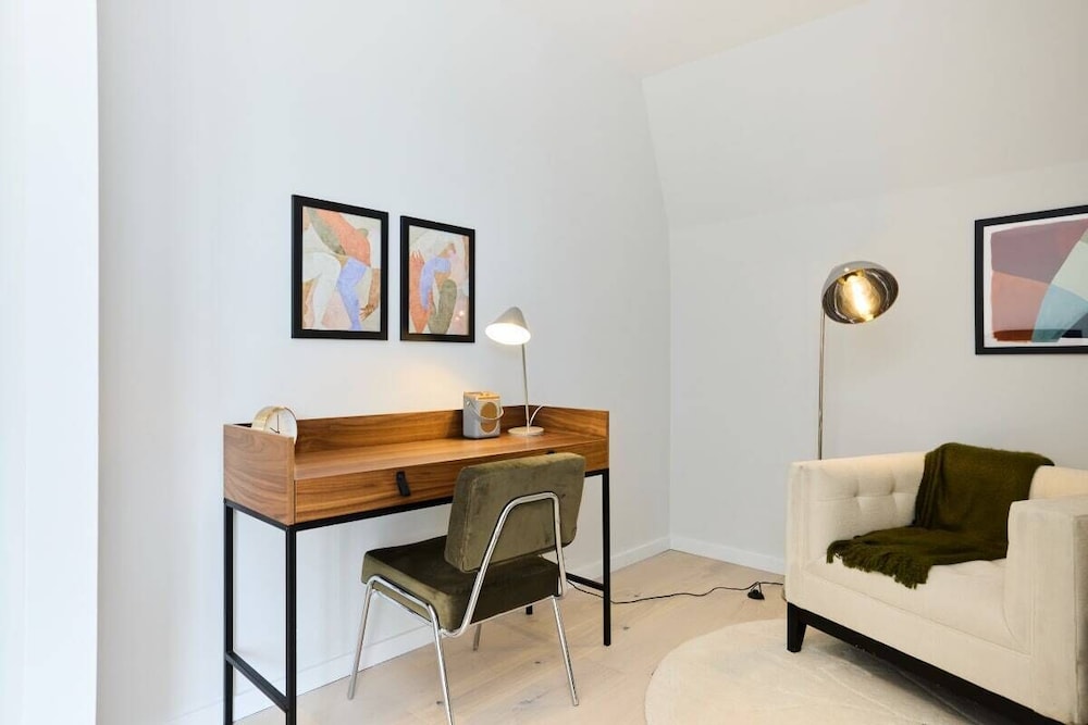 The Brondesbury Hideaway - Stylish 3bdr Flat With Balcony + Parking