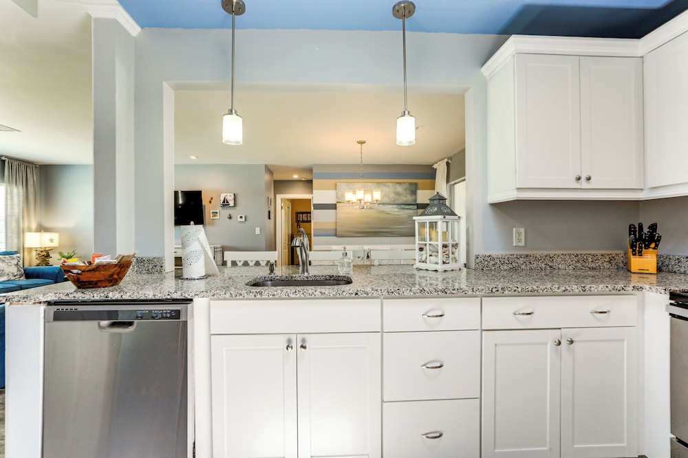 4 Mi to Venice Beach: Home w/ Patio & Yard