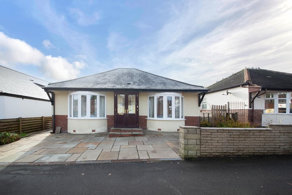 3BR Detached Bungalow w/Parking