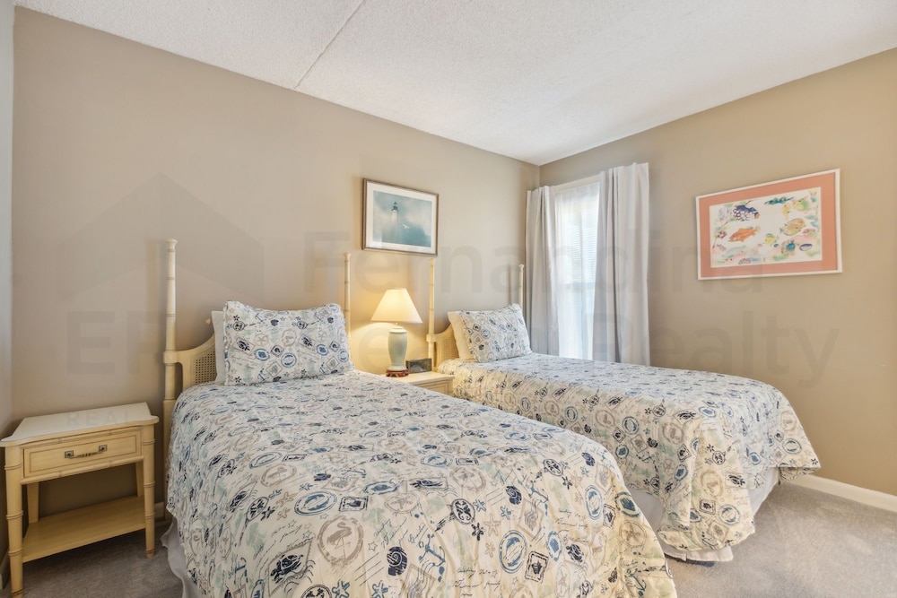Ocean View Condo, Easy Acces to the Pool and Private Walkway to the Beach by RedAwning