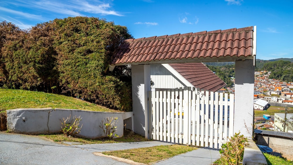 Casa com Lareira Wi-fi e Varanda com Vista