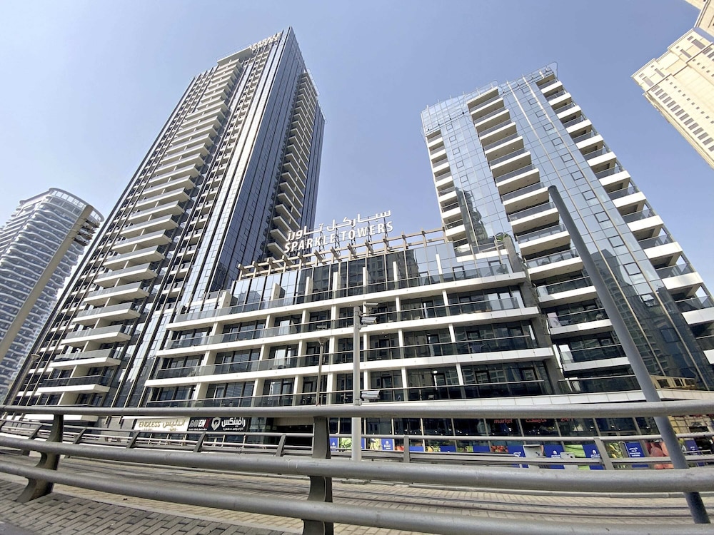 Silkhaus Dubai Marina Sparkle Tower Pool Gym