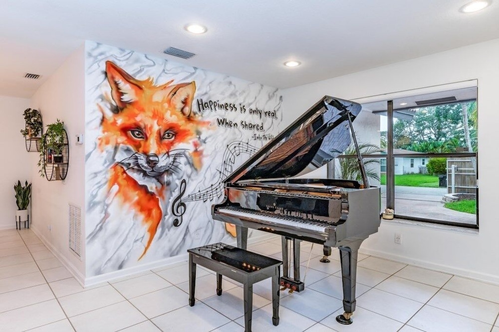 Fox Island Heated Spa- Downtown & Beach 4 Bedroom Home