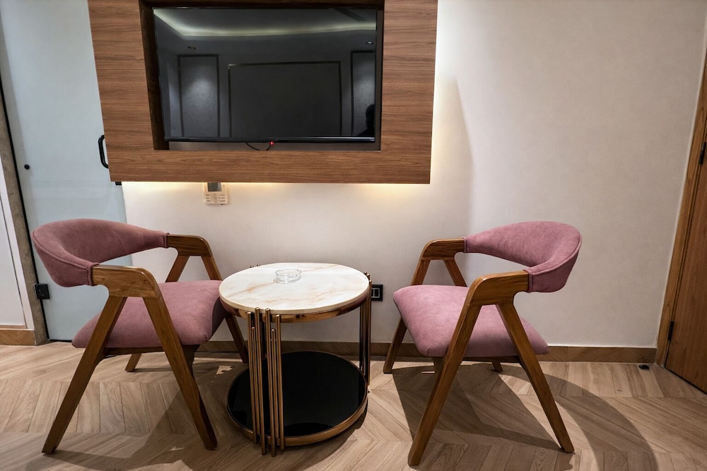 Hotel Grand Shalimar by JMD Group