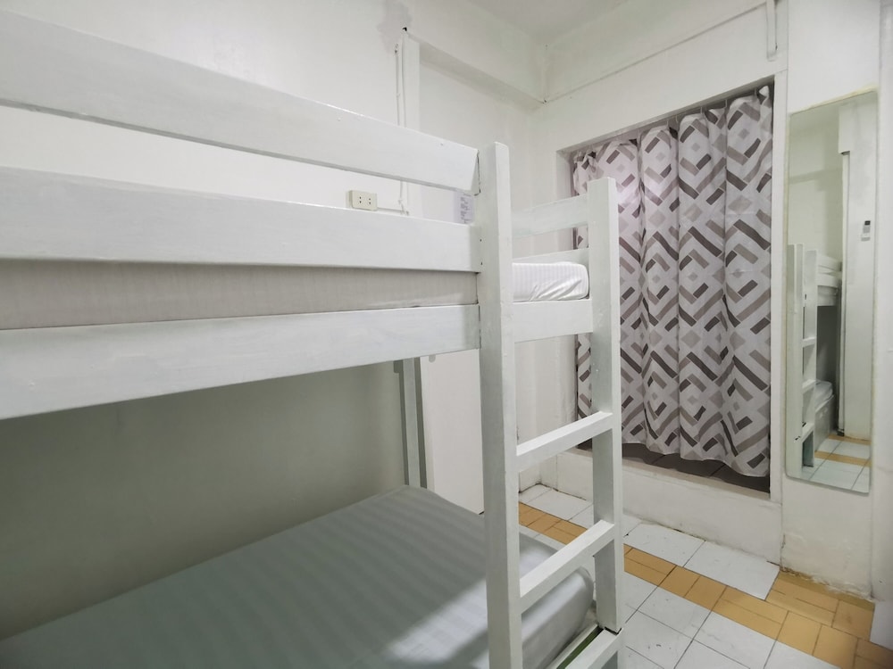 Resort’s Side Hostel near Shangrila