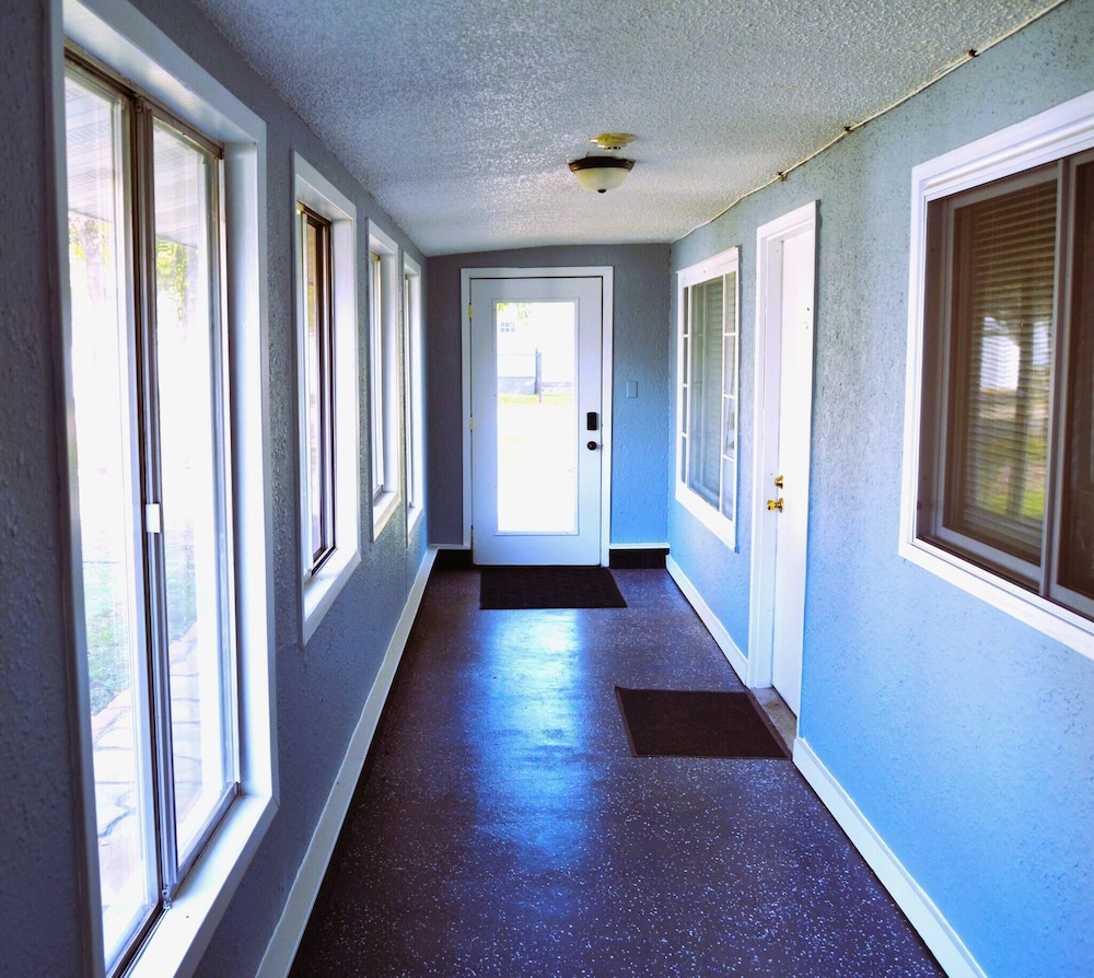 Red 4 Apartment - Experience the Comfort of This Charming