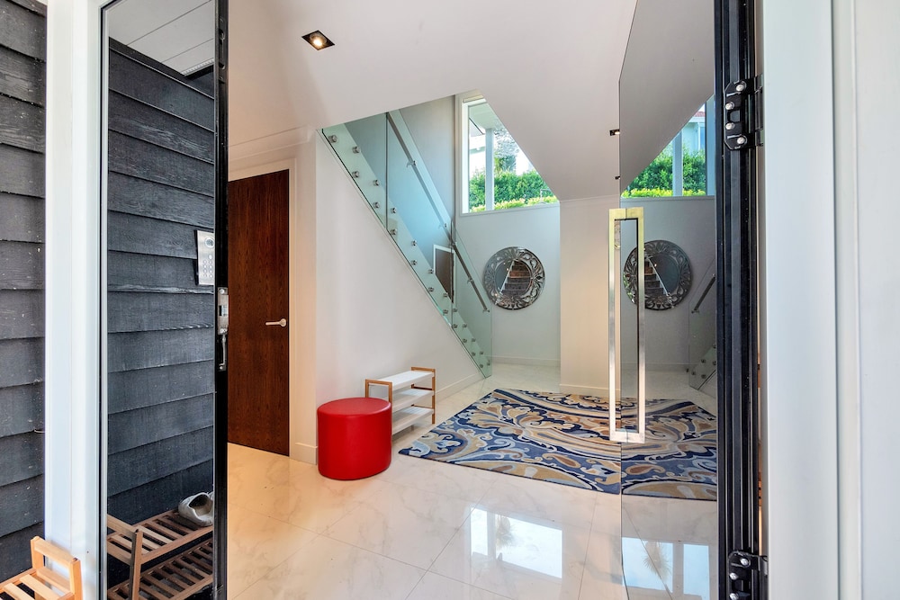 Elegant Sea-View Villa on the Northshore view 5