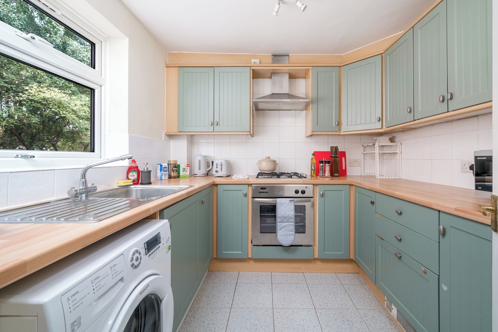 Stylish 2-bedroom Near Redhill Station w/ Parking