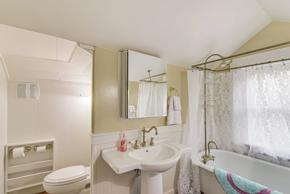 Galveston Bay Retreat: Historic La Porte Home!