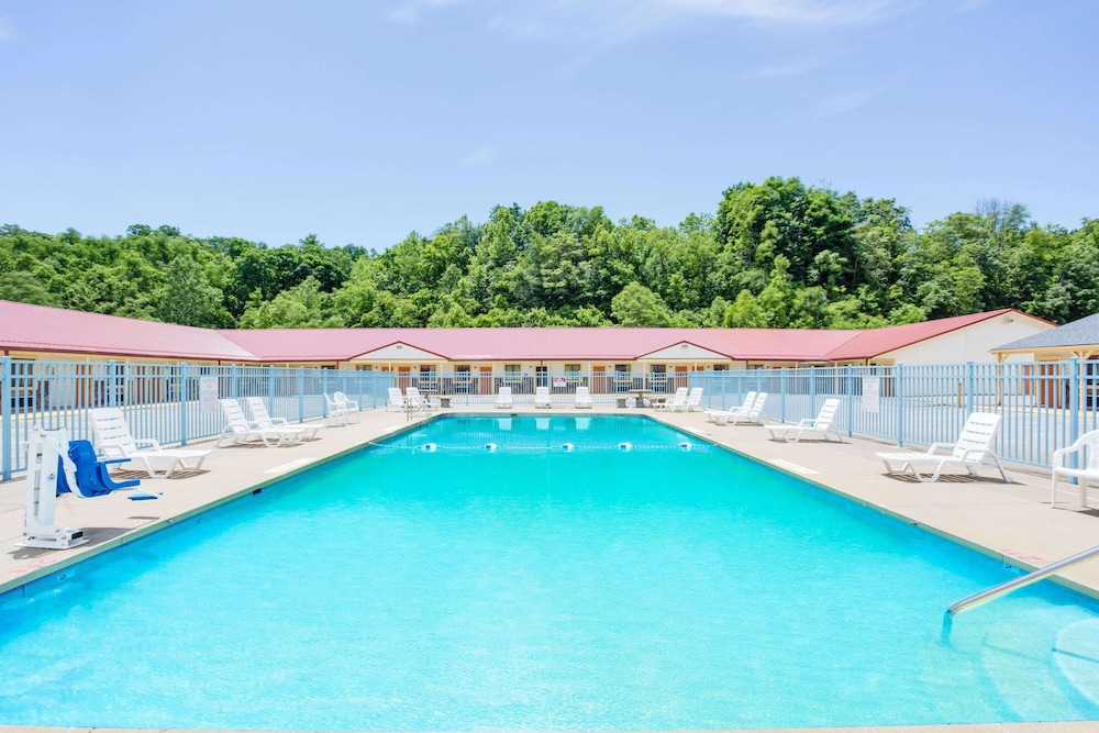 Orlando Vacations - Travelodge by Wyndham Parkersburg - Property Image 10