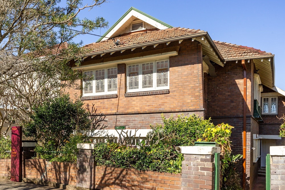 Fairlight 2-bed Apartment Steps From the Beach