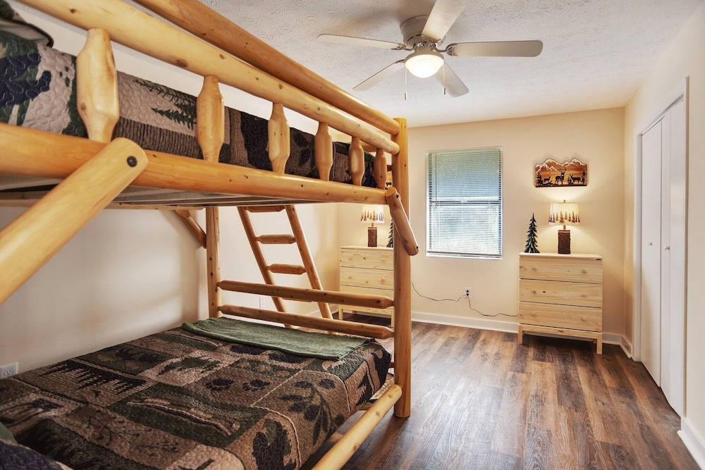 Secluded And Quiet Cabin: The Bear Necessities 3 Bedroom Cabin by Redawning view 2