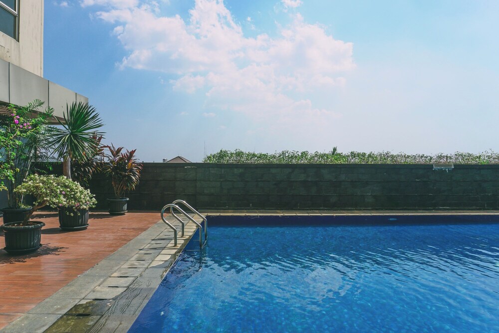 Nice And Warm Studio At Belmont Residence Puri Apartment view 3