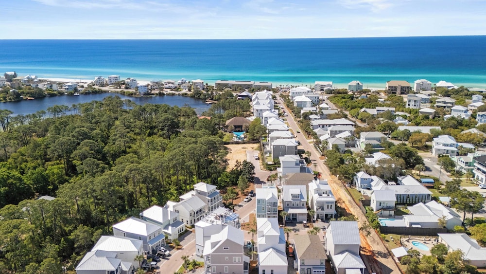 Mins to Beach Access + Pet-friendly + Golf Cart 30A White Sands by Avantstay