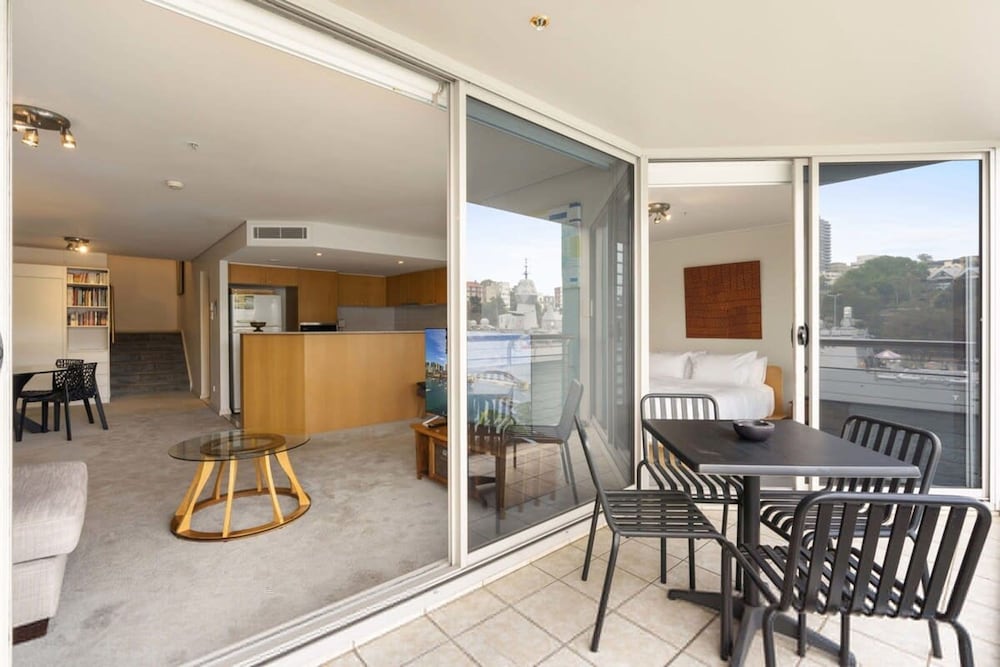 Apartment in Iconic Fingerwharf