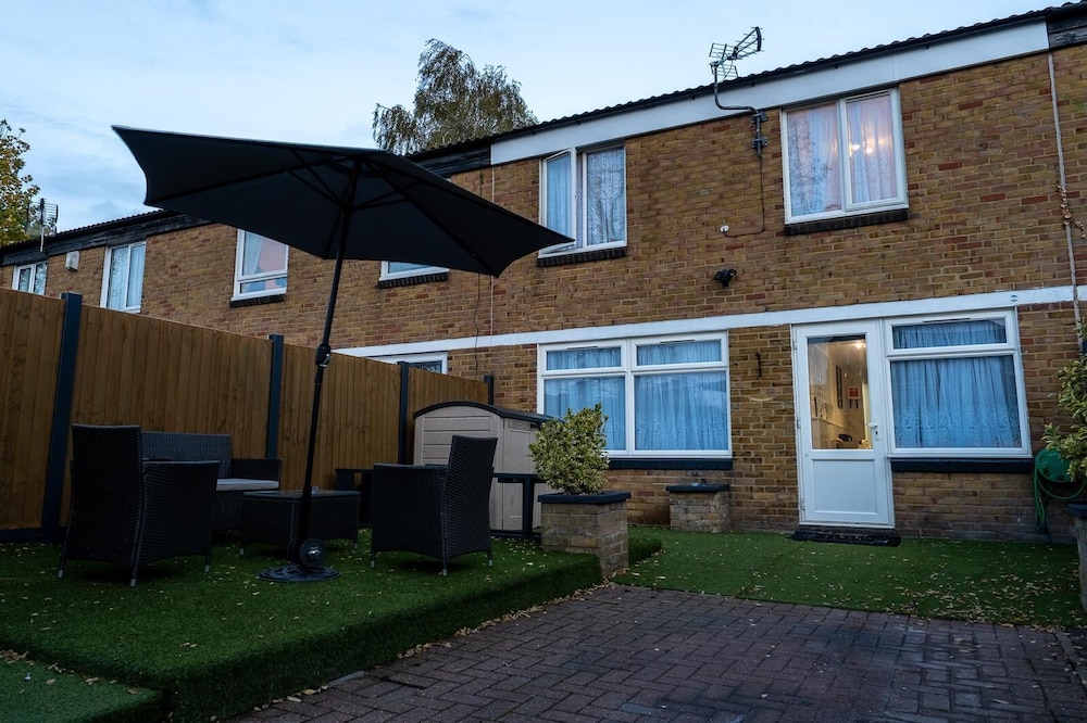 Charming 2 Bedroom Luxurious Home in Thamesmead South East London