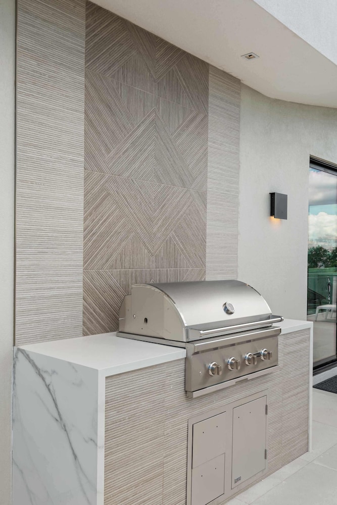 Lux Penthouse 4-story Stunner Rooftop Views