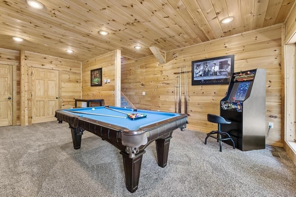 A Perfect Getaway - 4 Bedrooms, 4 Baths, Sleeps 15 Cabin by RedAwning