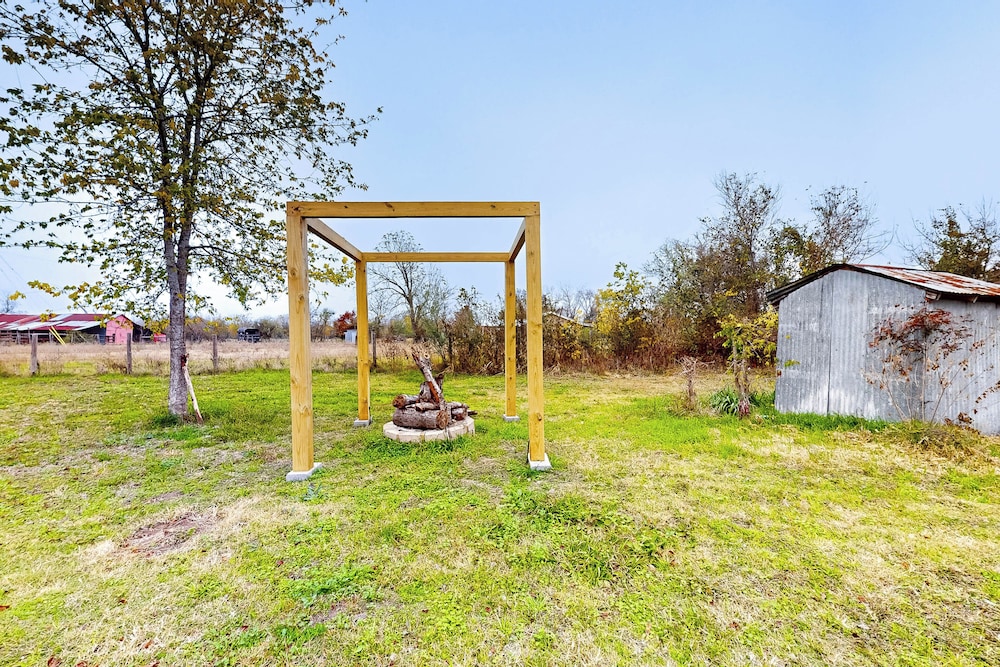 2BR Countryside Charmer w/ Fire Pit & W & D