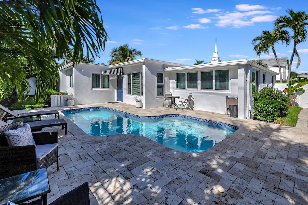 Modern and Updated Delray Beach Escape Sleeps 10! view 4