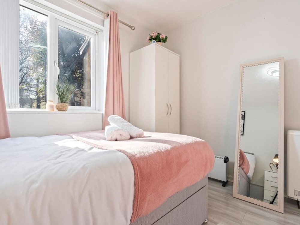 1 Bedroom Apartment Sleeps 4, Free Parking, Tv