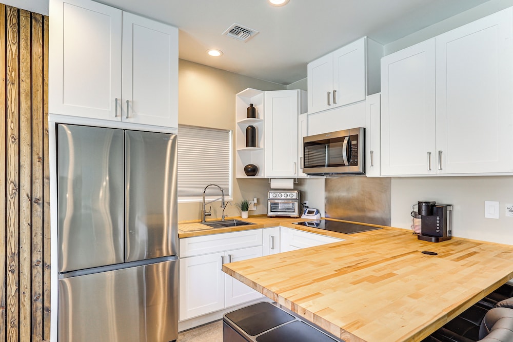 Casita + Chef's Kitchen: Lake Havasu Desert Oasis