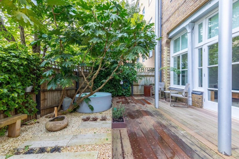 Chic 1BD Maisonette W/hot Tub, King's Cross!
